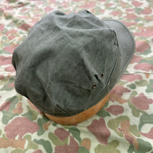 Load image into Gallery viewer, Deadstock US Army 1945 Pattern HBT Fatigue Cap
