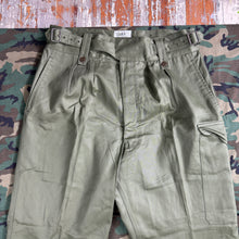 Load image into Gallery viewer, Australian Army 1967 Jungle 'Gurkha' Trousers - size 36/38 - Deadstock
