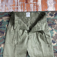 Load image into Gallery viewer, Australian Army 1967 Jungle 'Gurkha' Trousers - size 36/38 - Deadstock
