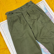 Load image into Gallery viewer, British Army 1960s Jungle 'Gurkha' Trousers - size 32
