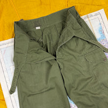 Load image into Gallery viewer, British Army 1960s Jungle 'Gurkha' Trousers - size 32
