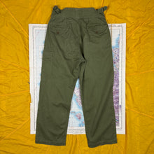Load image into Gallery viewer, British Army 1960s Jungle 'Gurkha' Trousers - size 32
