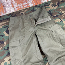 Load image into Gallery viewer, US Army Vietnam 1969 Jungle Pants - Deadstock - Med/Reg
