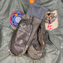 Load image into Gallery viewer, USAF Leather N2 Flight Mittens Deadstock
